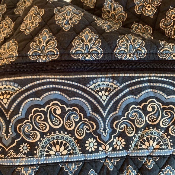 Vera Bradley Crossbody with flap Blue/white Fleur De Lis print. - Picture 3 of 8